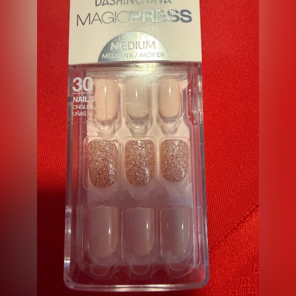 Dashing Diva MagicPress Press-On Gel Nails in the shade "Go Go Glitter